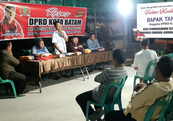 Anggota DPRD Kota Batam, Tan A Tie (berdiri) memberikan sambutan saat reses Sabtu ( (8/10/2022) malam. (F: muhammad amin)
