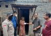 read news – Warga Terdampak Banjir di Tanjunguma Dapat Bantuan Anggota Polsek Lubukbaja, Brigadir Pol Yudhi (kiri) saat bersama perwakilan PT. Cahaya Dinamika Harum Abadi (CDHA) menyalurkan bantuan kepada warga Bukit Timur RT 05 RW 06 Kelurahan Tanjung Uma, Kecamatan Lubuk Baja Kota Batam , Minggu (9/10/2022) (F: abyaqsa ra -batamtv.com)
