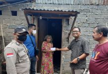 read news – Warga Terdampak Banjir di Tanjunguma Dapat Bantuan Anggota Polsek Lubukbaja, Brigadir Pol Yudhi (kiri) saat bersama perwakilan PT. Cahaya Dinamika Harum Abadi (CDHA) menyalurkan bantuan kepada warga Bukit Timur RT 05 RW 06 Kelurahan Tanjung Uma, Kecamatan Lubuk Baja Kota Batam , Minggu (9/10/2022) (F: abyaqsa ra -batamtv.com)