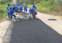 read news – Jalan S Parman yang Berlubang Mulai Ditambal Beberapa pekerja yang tengah menambal jalan berlubang di Jalan S Parman Seibeduk depan terminal Mukakuning Selasa (11/10/2022) siang. (Foto : muhammad amin-batamtv.com)