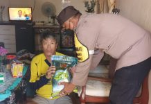 read news – Warga Sekupang Terima Bantuan Sembako Bhabinkamtibmas Kelurahan Tiban Baru Aipda Indoludin mewakili Polsek Sekupang menyalurkan sembako kepada warga kurang mampu, Selasa (11/10/2022). (Foto : muhammad amin - batamtv.com)