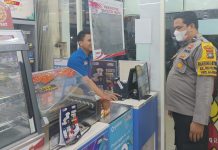 read news – Nongkrong Hingga Larut Malam, Pemuda ini Kaget Didatangi Patroli Polsek Sagulung Polsek Sagulung Batam, tim patroli ‘blue light’ gabungan piket dan opsnal Unit Reskrim mendatangi sejumlah tempat keramaian di Sagulung, Batam, Selasa (11/10/2022) malam. (foto: muhammad amin-batamtv.com)