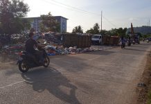 read news – Armada Angkutan Rusak, Dua Minggu Sampah di TPA Seibeduk Menumpuk Kondisi sampah menumpuk di TPS di depan lapangan Sakura Kamis (13/12/2022). Camat Dwiki Septiawan mengatakan armada pengangkutan sampah sedang rusak. Namun dia memastikan bahwa pengangkutan sampah akan diselesaikan dengan bantuan dumptruk dari kecamatan lain. (F: muhammad amin - batam tv.com)