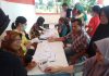 read news – Gratis dari Puskesmas, Warga Cek Kesehatan di Fasum RW 13 Ketua RT 04 RW 14 Pancur Baru, Jon (baju kotak kotak) antusias mengajak warga untuk memeriksakan kesehatan gratis yang digelar puskesmas Seipancur , Jumat (14/10/2022) (Foto : muhammad amin - batamtv.com)