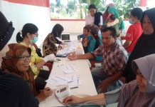 read news – Gratis dari Puskesmas, Warga Cek Kesehatan di Fasum RW 13 Ketua RT 04 RW 14 Pancur Baru, Jon (baju kotak kotak) antusias mengajak warga untuk memeriksakan kesehatan gratis yang digelar puskesmas Seipancur , Jumat (14/10/2022) (Foto : muhammad amin - batamtv.com)