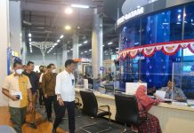 read news – Asyiknya Berkunjung ke Mall Pelayanan Publik Walikota Batam, HM Rudi (kemeja putih) saat meninjau Mall Pelayanan Publik (MPP) di SPC Batamcentre, Kamis (13/10/2022). Rudi ingin memastikan MPP masih prima dalam pelayanan. (F: muhammad amin - batamtv.com)