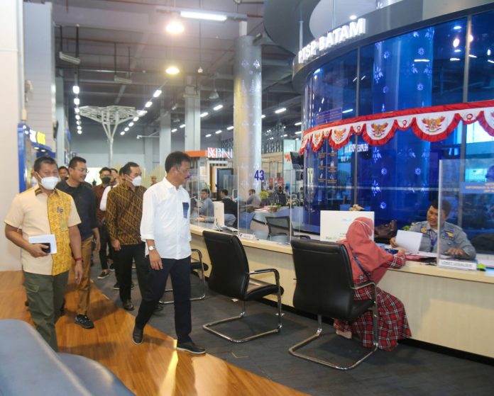 Walikota Batam, HM Rudi (kemeja putih) saat meninjau Mall Pelayanan Publik (MPP) di SPC Batamcentre, Kamis (13/10/2022). Rudi ingin memastikan MPP masih prima dalam pelayanan. (F: muhammad amin - batamtv.com)