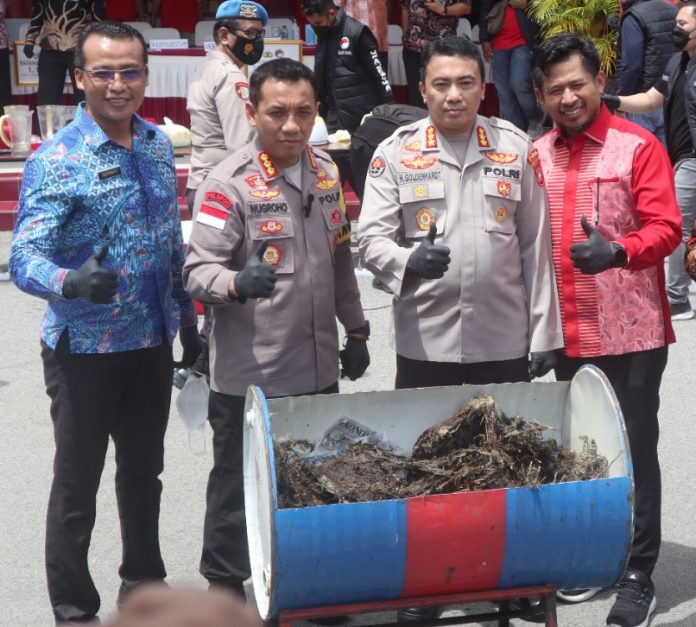 Kapolresta Barelang, Kombes Pol Nugroho Tri Nuryanto (kedua dari kiri) saat pemusnahan barang bukti narkoba jenis sabu, kokain dan ganja, Kamis (13/10/2022) (F: abyaqsa ra - batamtv.com)