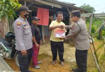 read news – Penyerahan Bantuan Sembako bagi Warga Tanjungpinang Timur Anggota Polsek Tanjungpinang Timur, saat menyerahkan bantuan sembako, Kamis (13/10/2022). Bantuan ini sebagai wujud partisipasi dan kepedulian sosial dalam membantu masyarakat Kota Tanjungpinang yang terdampak kenaikan harga BBM. (F: dwi susilo - batamtv.com)