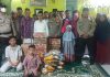 read news – Panti Asuhan Mahabatul Haq Terima Santunan Sembako Kapolsek Lubukbaja Kompol Budi Hartono (tengah seragam polisi) saat memberikan bantuan sosial kepada penghuni Panti Asuhan Mahabatul Haq, Kamis (13/10/2022). (F: muhammad amin)