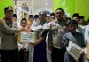 read news – Penghuni Panti Asuhan Insanul Madani Sagulung Terima Bantuan Sembako Kapolsek Sagulung Iptu Nyoman Ananta Mahendra S.Tr.K (kiri) saat menyerahkan bantuan ke Panti Asuhan Insanul Madani Kelurahan Sei Langkai, Kecamatan Sagulung, Kota Batam, . Kamis (13/10/2022) malam sekira pukul 19.30 wib. (F: muhammad amin - batamtv.com)
