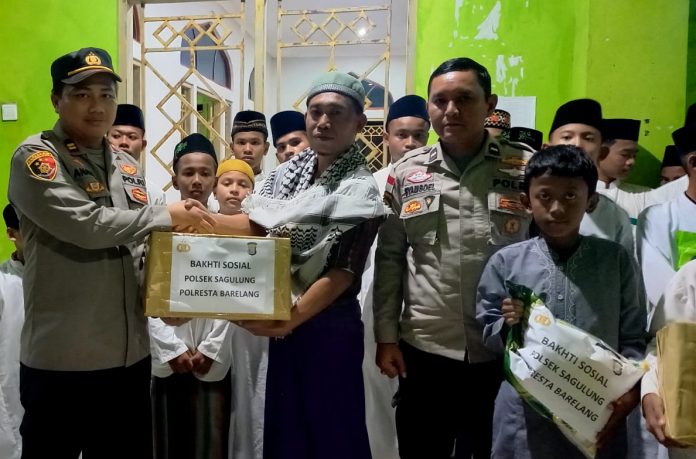 Kapolsek Sagulung Iptu Nyoman Ananta Mahendra S.Tr.K (kiri) saat menyerahkan bantuan ke Panti Asuhan Insanul Madani Kelurahan Sei Langkai, Kecamatan Sagulung, Kota Batam, . Kamis (13/10/2022) malam sekira pukul 19.30 wib. (F: muhammad amin - batamtv.com)