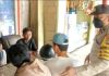 read news – Ramai- ramai Nongkrong di Warung, Para Pelajar ini Ditegur Polisi Untuk mengantisipasinya, anggota Bhabinkamtibmas Tiban Baru Polsek Sekupang Aipda Indo, (kanan) mengingatkan ke siswa di SMA 24 Sekupang yang kebetulan didapatinya sedang nongkrong-nongkrong setelah pulang sekolah, Selasa (18/10) . (Foto : muhammad amin - batamtv.com)