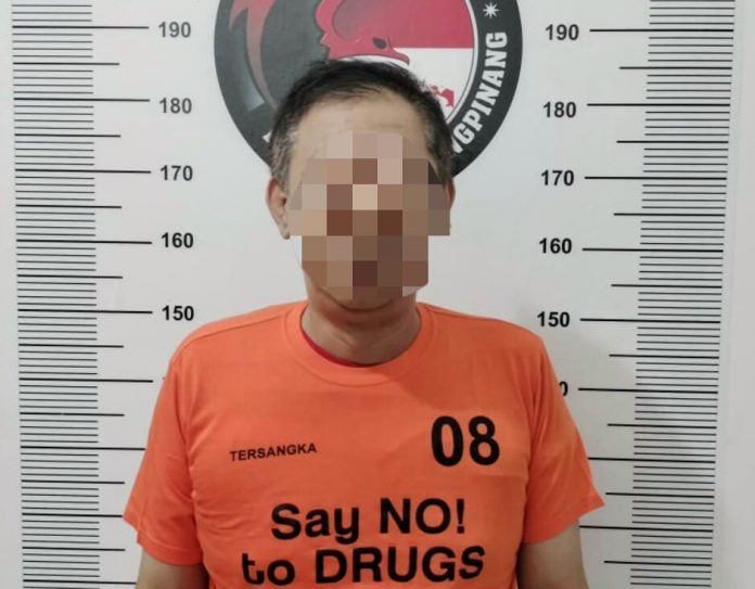 Salah satu tersangka berinisial AS yang pertamakali diamankan oleh Satres Narkoba pada Kamis (13/10/22) pukul 07.30 Wib. (Foto: dwi susilo - batamtv.com) Salah satu tersangka berinisial AS yang pertamakali diamankan oleh Satres Narkoba pada Kamis (13/10/22) pukul 07.30 Wib. (Foto: dwi susilo - batamtv.com)
