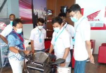 read news – Asyik, Pelanggan Honda Ikuti Pelatihan Perawatan Motor Para mekanik honda tengah mempraktikan keperluan mereka melaksanakan perawatan Honda, Rabu (19/2022)/ (foto : abyaqsa ra - batamtv.com )