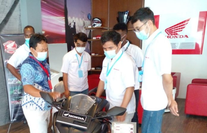 Para mekanik honda tengah mempraktikan keperluan mereka melaksanakan perawatan Honda, Rabu (19/2022)/ (foto : abyaqsa ra - batamtv.com )