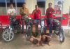 read news – Duet Anak di Bawah Umur Diduga Curi Motor Jajaran reskrim Polsek Seibeduk, mengamankan dua remaja (didepan posisi duduk) yang diduga terlibat pencurian motor, Rabu (19/10/2022). (f: muhammad amin - batamtv.com)