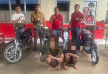 read news – Duet Anak di Bawah Umur Diduga Curi Motor Jajaran reskrim Polsek Seibeduk, mengamankan dua remaja (didepan posisi duduk) yang diduga terlibat pencurian motor, Rabu (19/10/2022). (f: muhammad amin - batamtv.com)