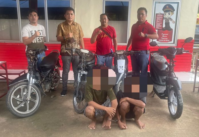 Jajaran reskrim Polsek Seibeduk, mengamankan dua remaja (didepan posisi duduk) yang diduga terlibat pencurian motor, Rabu (19/10/2022). (f: muhammad amin - batamtv.com)