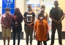 read news- Empat TKI Ilegal Gagal Berangkat ke Malaysia Empat calon pekerja migran indonesia ilegal (belakang) berhasil diamankan saat mereka akan diberangkatkan ke Malaysia melalui jalur laut oleh Endang (depan) penyalur, Senin (17/10/2022) . Sayangnya aksi mereka ilegal karena tidak dilengkapi syarat starat administrasi. (Foto : abyaqsa ra - batamtv.com)