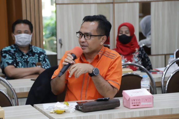 Ketua Komiis 2 DPRD Propinsi Kepri, Wahyu Wahyudin, meminta kepada Gubernur Ansar Ahmad memberikan diskresi penggunaan pukat udang (trawl) khusus nelayan kapal di bawah 10 GT, pada Rabu(19/10/2022). (Foto : dwi susilo - batamtv.com )