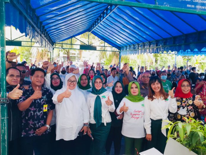 Wagub Kepri Marlin Agustina Rudi (ketiga dari kiri) didampingi Ketua Perempuan Tani HKTI Kepri, Rina Safitri usai memberikan sembako ke disabilitas dan lansia di Batuaji, Kamis (20/10/2022). (Foto : muhammad amin - batamtv.com)