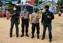 read news- Warga Tanjunguma Manfaatkan Bantuan Operasi Pasar Murah Dua personi Polsek Lubukbaja, Brigadir Pol Afriadi dan Bripka Yudhi bersama anggota menggelar pengamanan Operasi Pasar di Tanjunguma , Kamis (20/10/2022) . (Foto : muhammad amin - batamtv.com)