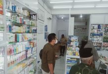 read news – Antisipasi Peredaran Obat Sirup, Polsek Cek Langsung ke Apotik Anggota Opsnal dan Bhabinkamtibmas Kelurahan Mangsang Aipda Tomy Harles. (berseragam polisi) saat mengecek langsung ke apotek di Sebeduk, Jumat 21 Oktober 2022. (F : muhammad amin - batamtv.com)