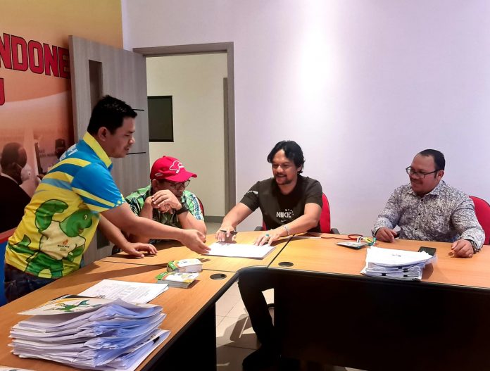 Amri (kiri), Ketua Tim Keabsahan Porprov Kepri V Bintan 2022 saat pleno di kantor KONI Kepri Sabtu (22/10/2022) mengumumnakan pengesahan 2.302 atlet yang siap bertanding. (F: abyaqsa ra )