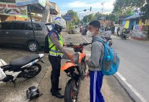 read news – Polisi di Karimun Berikan Teguran ke Pengendara Kebijakan larangan tilang elektronik di Karimun belum bisa diterapkan. Seorang anggota satlantas memberikan teguran kepada pengguna motor yang menyalahi aturan, Senin (23/10/2022). (Foto - dwi susilo - batamtv.com)