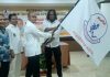 read news – Yudiarta Rustam Kibarkan Bendera Pengprov Muaythai Kepri Yudiarta Yudiarta Rustam (pegang bendera, rambut panjang) terpilih menjadi Ketua Umum Muaythai Kepri periode 2022-2026 dalam Musorprov Muaythai Kepri di Pacific Palace Hotel, Jodoh, Batam, Selasa (25/10/2022). (Foto : abyaqsa ra - batamtv.com )Rustam terpilih menjadi Ketua Umum Muaythai Kepri periode 2022-2026 dalam Musorprov Muaythai Kepri di Pacific Palace Hotel, Jodoh, Batam, Selasa (25/10/2022). (Foto : abyaqsa ra - batamtv.com )