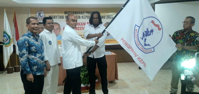 Yudiarta Yudiarta Rustam (pegang bendera, rambut panjang) terpilih  menjadi Ketua Umum Muaythai Kepri periode 2022-2026 dalam Musorprov Muaythai Kepri  di Pacific Palace Hotel, Jodoh, Batam, Selasa (25/10/2022). (Foto : abyaqsa ra - batamtv.com )Rustam terpilih  menjadi Ketua Umum Muaythai Kepri periode 2022-2026 dalam Musorprov Muaythai Kepri  di Pacific Palace Hotel, Jodoh, Batam, Selasa (25/10/2022). (Foto : abyaqsa ra - batamtv.com )