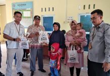 read news – Perusahaan Swasta di Karimun Beri Bantuan ke Penderita Stunting Kepala UPT Puskesmas Kecamatan Tebing Alaiddin mendampingi PT TIMAH menyerahkan bantuan 147 paket makanan tambahan bagi anak yang mengalami stunting di Kecamatan Tebing, Kabupaten Karimun, Rabu (26/10/2022).