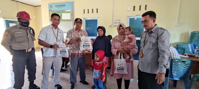 Kepala UPT Puskesmas Kecamatan Tebing Alaiddin mendampingi PT TIMAH menyerahkan bantuan 147 paket makanan tambahan bagi anak yang mengalami stunting di Kecamatan Tebing, Kabupaten Karimun, Rabu (26/10/2022).
