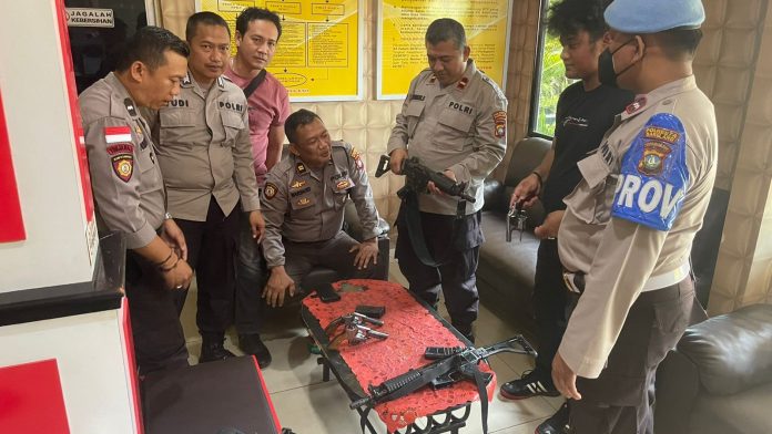 Seperti inilah saat personil dari bagian Provos melakukan pengecekan senpi para anggota Polsek Lubukbaja, Kamis 27/10/2022) siang. (Foto : muhammad amin 0 batamtv.com,)