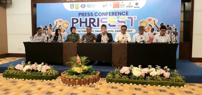 Kepala Dinas Pariwisata Kota Batam, Ardiwinata saat membuka konferensi pers Kamis (27//102022) soal akan digelarnya PHRIfest di Kota Batam.November mendatang. (Foto : abyaqsa ra - batamtv.com)