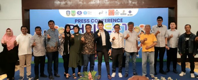 Ketua PHRI Kepri Jimmi Ho bersama dengan para pihak yang akan mensukseskan PHRI Fest dalam konferensi pers Kamis (27/10/2022) (Foto : muhammad amin - batamtv.com)