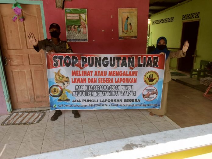 Bhabinkamtibmas Polres Bintan melakukan sosialisasi antisipasi pungli di instansi di Bintan, Jumat (28/10/2022) (F: dwi susilo - batamtv.com)