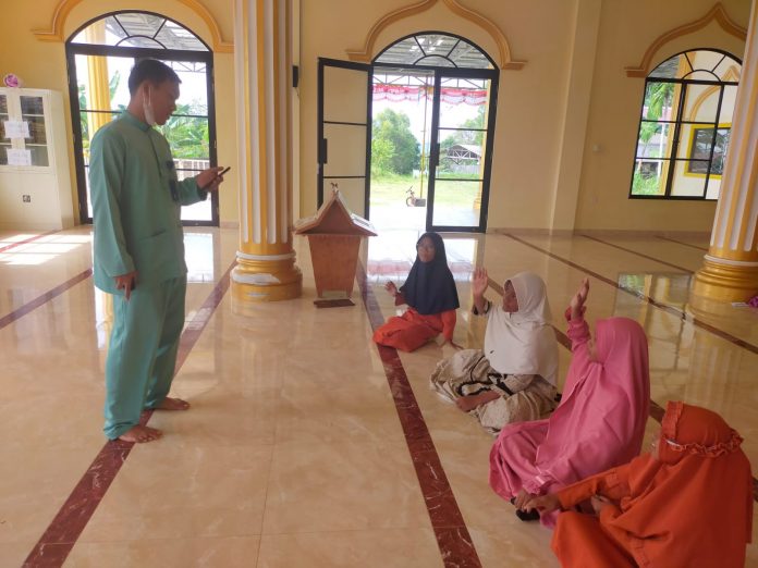 Salah satu guru di SD JUara Batam, Toni saat memandu salah satu lomba yang digagas oleh SD JUara Batam, Jumat (28/10/2022) (Foto: abyaqsa ra - batamtv.com)
