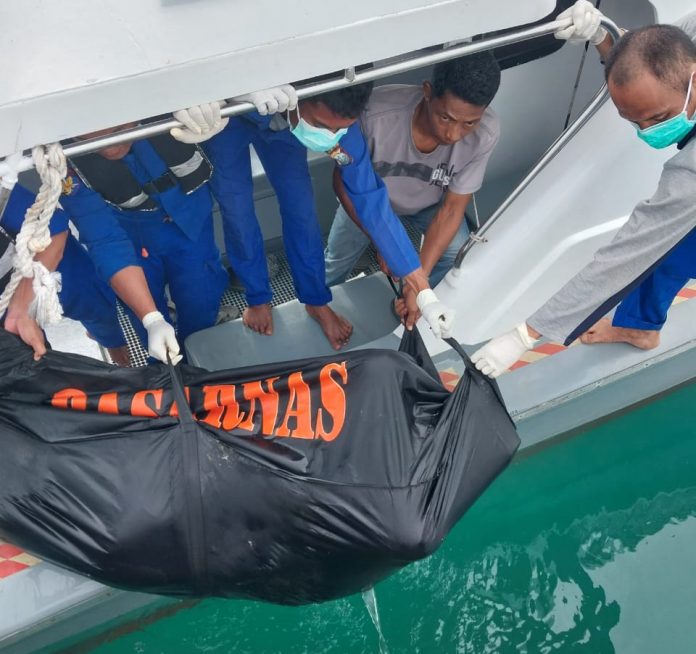 Inilah detik detik saat evakuasi terhadap jasad pria tanpa identitas Sabtu (29/10/2022) di Nongsa Batam. (Foto: muhammad amin - batamtv.co,)