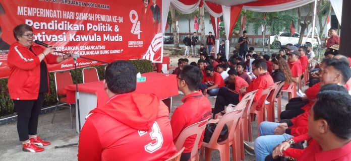 Sekretaris DPC PDI Perjuangan Batam, Ernawati (kiri) Sumpah Pemuda diisi pemeriksaan kesehatan gratis, hingga permainan Mobile Legends Competition dan juga Turnamen Tenis Meja Putra - Putri. (Foto : muhammad amin - batamtv.com )