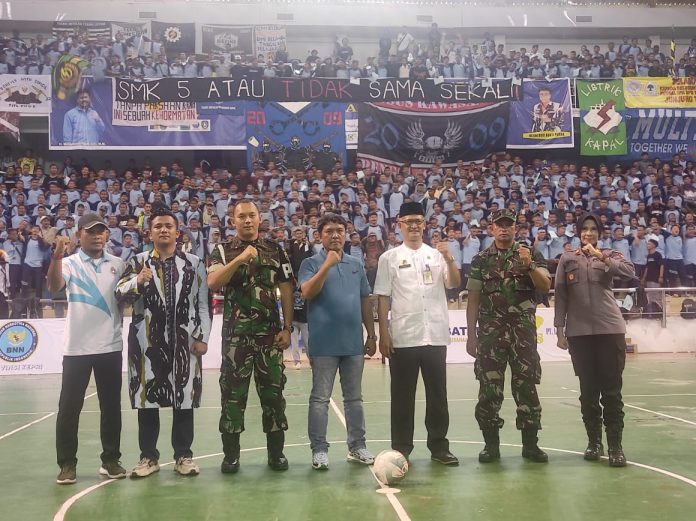 Ketua IPK Kota Batam, Budi Purba (tengah bajua biru) saat penutupan futsal di Temenggung Abdul Jamal Minggu, (29/10/2022) (fOTO: muhammad amin - batamtv.com) Ketua IPK Kota Batam, Budi Purba (tengah bajua biru) saat penutupan futsal di Temenggung Abdul Jamal Minggu, (29/10/2022) (fOTO: muhammad amin - batamtv.com)