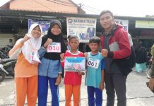 read news – Siswa SD Juara Batam Raih Juara 3 Marathon 5 Km Tingkat SD se Kota Batam Perwakilan SD Juara yang ikut lomba. Herdiansyah (tengah kaus merah) raih juara tiga marathon tingkat SD se Batam di Batuaji Minggu (30/10/2022) (Foto : muhammad amin - batamtv.com)