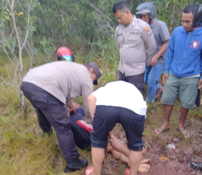 Warga yang pingsan di Hutan dam Duriangkang, dibantu oleh Polsek Seibeduk, Kota Batam, Senin (31/10/2022) (Foto : muhammad amin)