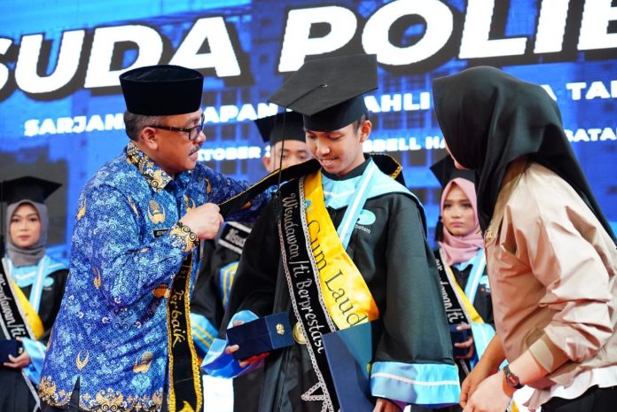 Setdako Batam Jefridin, saat menghadiri Wisuda Sarjana Politeknik Negeri Batam , , Senin (17/10/2022). (Fotot: muhammad amin : batamtv.com) Setdako Batam Jefridin, saat menghadiri Wisuda Sarjana Politeknik Negeri Batam , , Senin (17/10/2022). (Fotot: muhammad amin : batamtv.com)