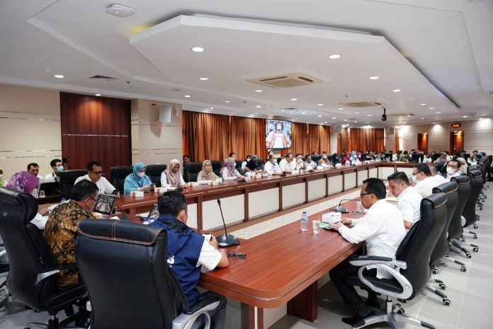 Setdako Batam Jefridin (kiri tengah pakai batik ) saat rapat sosialisasi penggunaan semenanjung Batam di Ruang Rapat Hangnadim Lt. IV Kantor Wali Kota Batam, Rabu (5/10). Dengan sistem ini dibuat untuk meningkatkan kualitas perencanaan, pengukuran kinerja perencanaan dan pelaporan kinerja Pemerintah Kota Batam, (F: muhammad amin - batamtv.com)