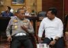 read news – Kepatuhan Bayar Pajak Kendaraan, Brigjen Pol Yusri Yunus: 50 Persen Lost Brigjen Pol Yusri Yunus yang sebelumnya juga pernah menjabat Plt Kapolresta Barelang menyambangi Ketua DPRD Batam Nuryanto. Dalam suasana keakraban. Yusri Yunus menyebut kunjungannya Kamis (6/10/2022) dalam rangka roadshow ke Kepri . (F: abyaqsa ra-batamtv.com)
