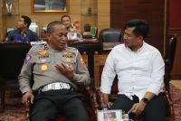 read news – Kepatuhan Bayar Pajak Kendaraan, Brigjen Pol Yusri Yunus: 50 Persen Lost Brigjen Pol Yusri Yunus yang sebelumnya juga pernah menjabat Plt Kapolresta Barelang menyambangi Ketua DPRD Batam Nuryanto. Dalam suasana keakraban. Yusri Yunus menyebut kunjungannya Kamis (6/10/2022) dalam rangka roadshow ke Kepri . (F: abyaqsa ra-batamtv.com)