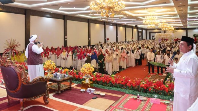 Gubernur Kepri Ansar Ahmad saat menghadiri peringatan Maulid Nabi Muhammad SAW Tahun 1444 H/2022 M bersama para guru, staf tata usaha sekolah, perwakilan siswa SMA/SMK/SLB se Kota Batam, Ahad (09/10/2022). (F: abyaqsa-batamtv.com) Gubernur Kepri Ansar Ahmad saat menghadiri peringatan Maulid Nabi Muhammad SAW Tahun 1444 H/2022 M bersama para guru, staf tata usaha sekolah, perwakilan siswa SMA/SMK/SLB se Kota Batam, Ahad (09/10/2022). (F: abyaqsa-batamtv.com)