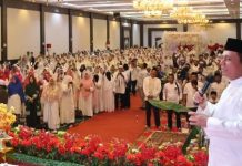 read news – Ansar Ahmad: Jangan Lupakan Guru dan Tenaga Pendidik Gubernur Kepri Ansar Ahmad saat menghadiri peringatan Maulid Nabi Muhammad SAW Tahun 1444 H/2022 M bersama para guru, staf tata usaha sekolah, perwakilan siswa SMA/SMK/SLB se Kota Batam, Ahad (09/10/2022). (F: abyaqsa-batamtv.com)